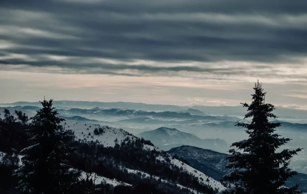 Pogled na snežne planine pod tmurnim nebom. Kopaonik, Srbija