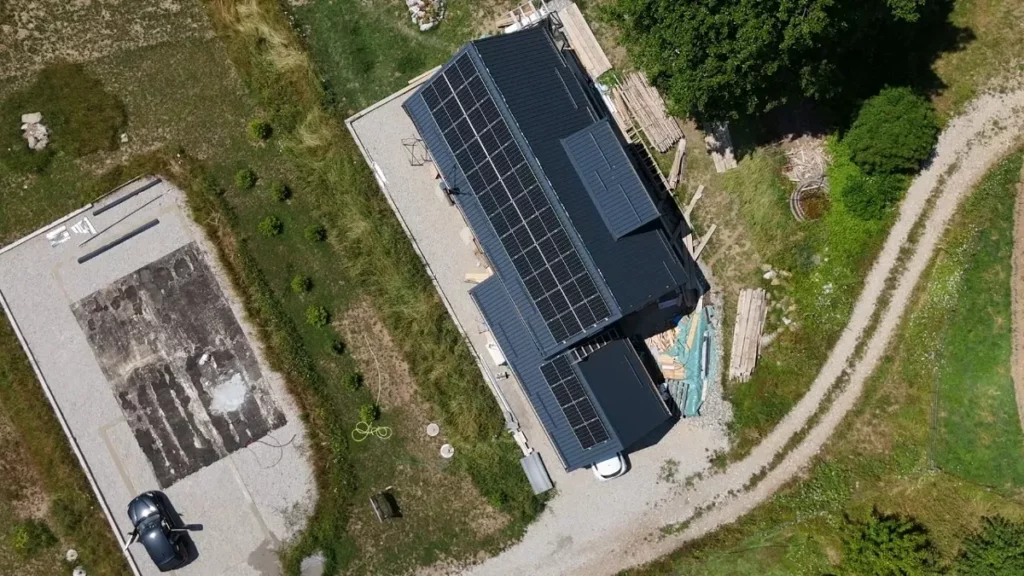 Solarnim panelima pokrivena krovna konstrukcija iz vazduha