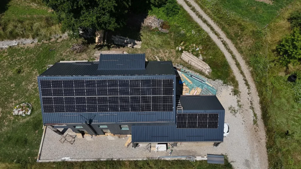 Kuća sa solarnim panelima iz vazduha