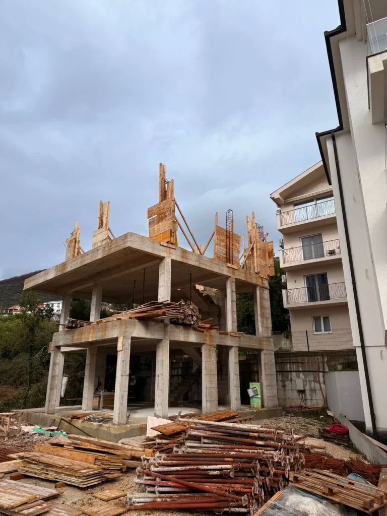 Жилой дом, 3 этажа — Тиват, Черногория