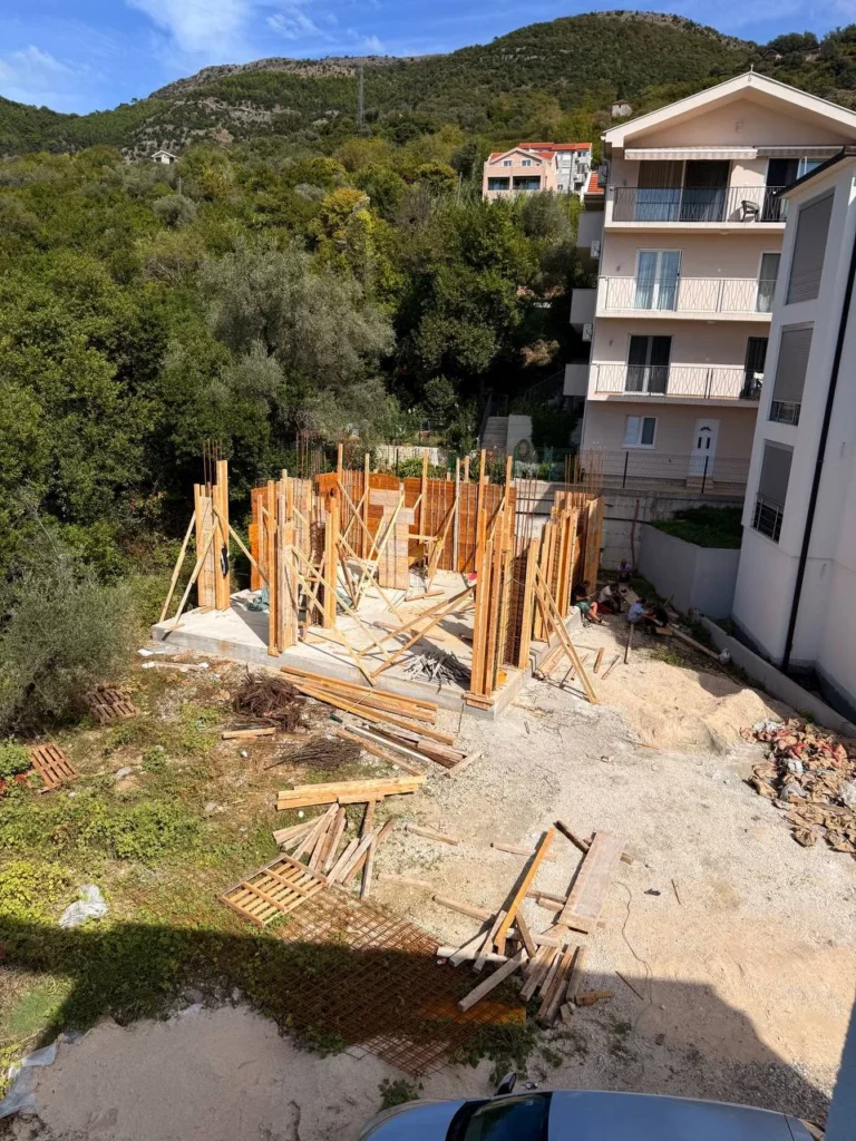 Жилой дом, 3 этажа — Тиват, Черногория